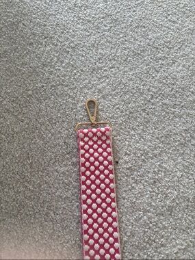 Guitar strap pink and white with gold hardware